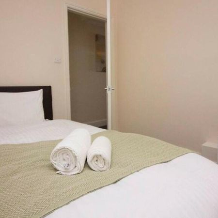 Stayzo Penthouse Accommodation 2- Premier Lodge เซาธ์แธมป์ตัน ภายนอก รูปภาพ