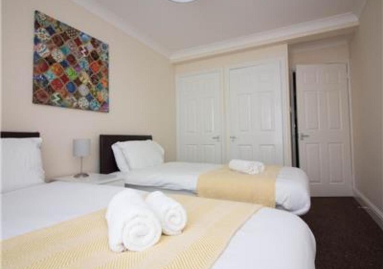 Stayzo Penthouse Accommodation 2- Premier Lodge เซาธ์แธมป์ตัน ภายนอก รูปภาพ