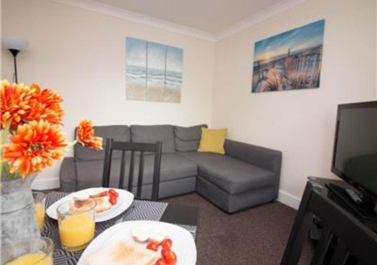 Stayzo Penthouse Accommodation 2- Premier Lodge เซาธ์แธมป์ตัน ภายนอก รูปภาพ