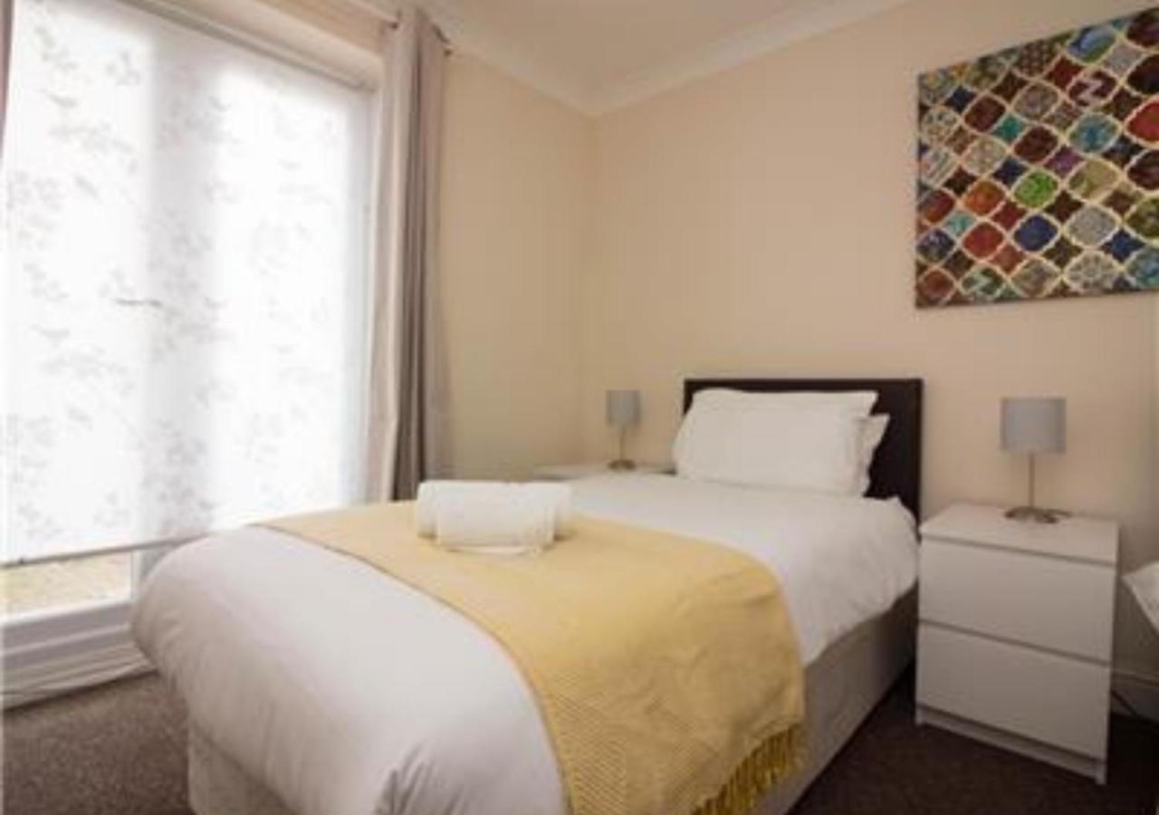 Stayzo Penthouse Accommodation 2- Premier Lodge เซาธ์แธมป์ตัน ภายนอก รูปภาพ