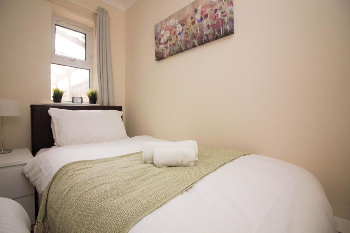 Stayzo Penthouse Accommodation 2- Premier Lodge เซาธ์แธมป์ตัน ภายนอก รูปภาพ