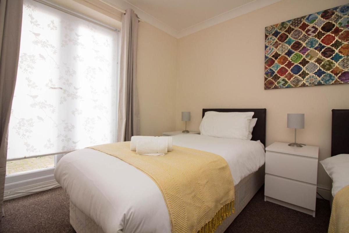 Stayzo Penthouse Accommodation 2- Premier Lodge เซาธ์แธมป์ตัน ภายนอก รูปภาพ