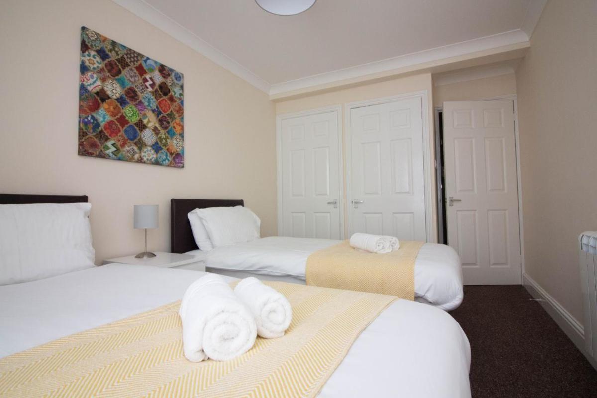 Stayzo Penthouse Accommodation 2- Premier Lodge เซาธ์แธมป์ตัน ภายนอก รูปภาพ