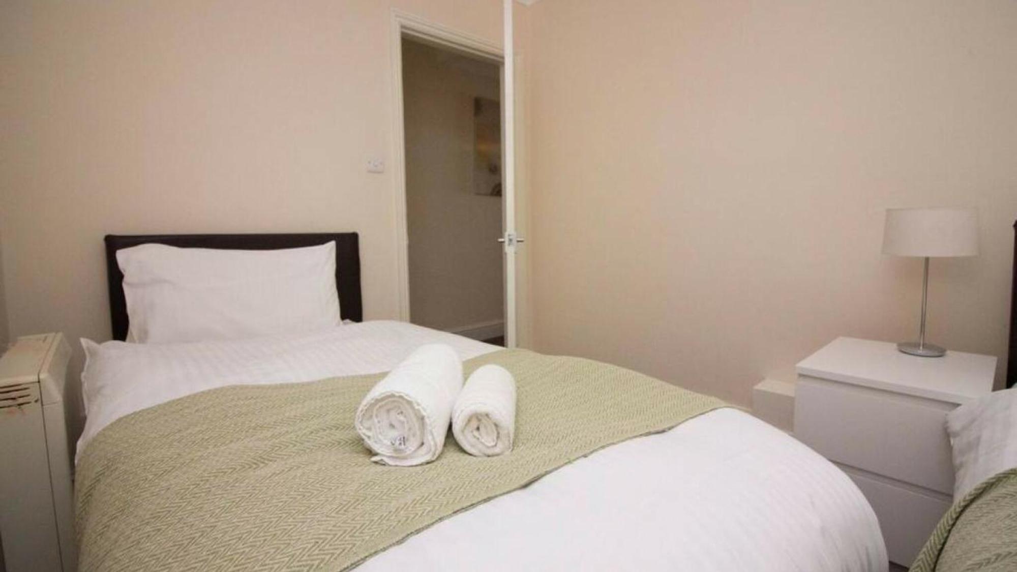 Stayzo Penthouse Accommodation 2- Premier Lodge เซาธ์แธมป์ตัน ภายนอก รูปภาพ