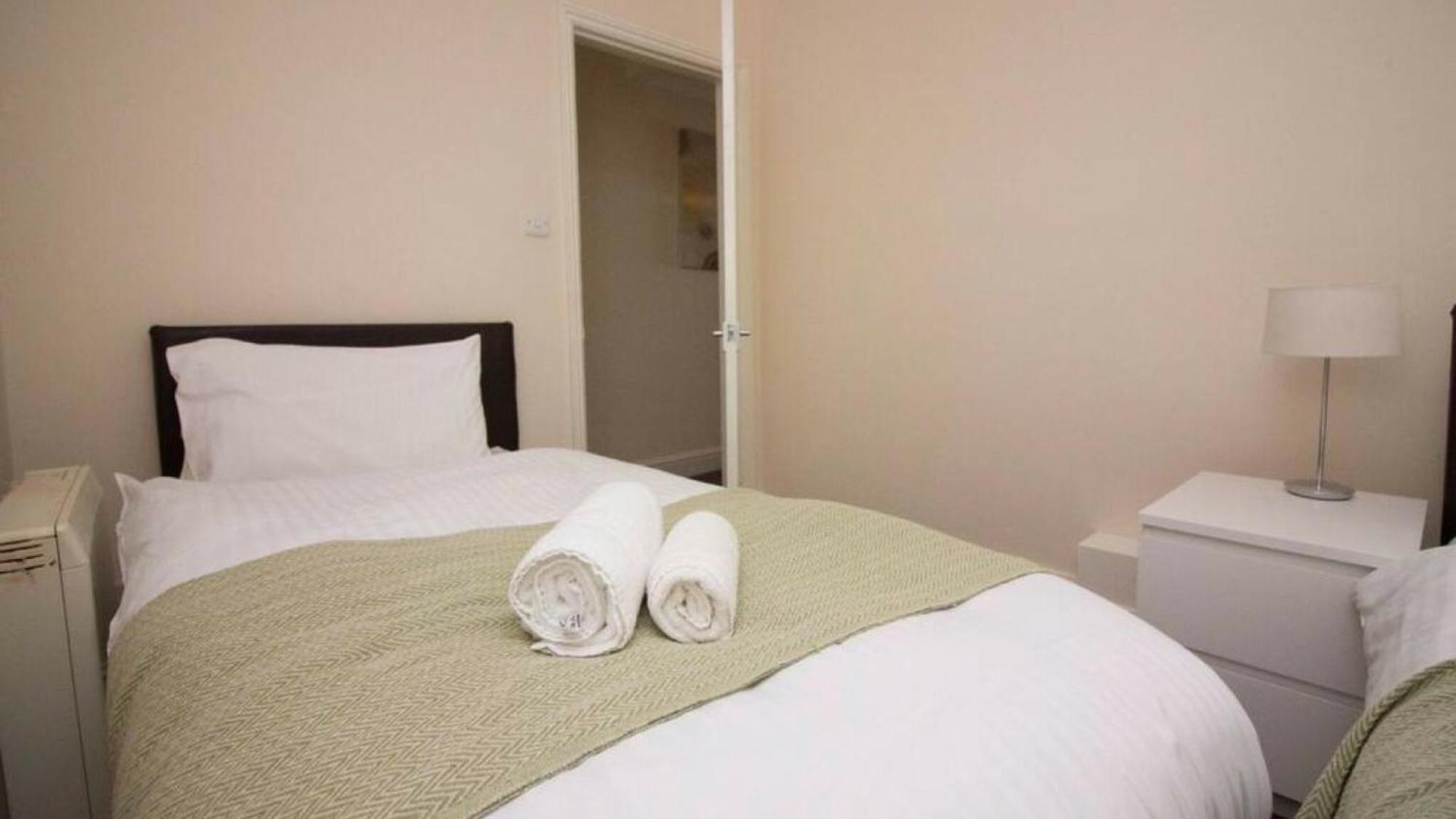 Stayzo Penthouse Accommodation 2- Premier Lodge เซาธ์แธมป์ตัน ภายนอก รูปภาพ